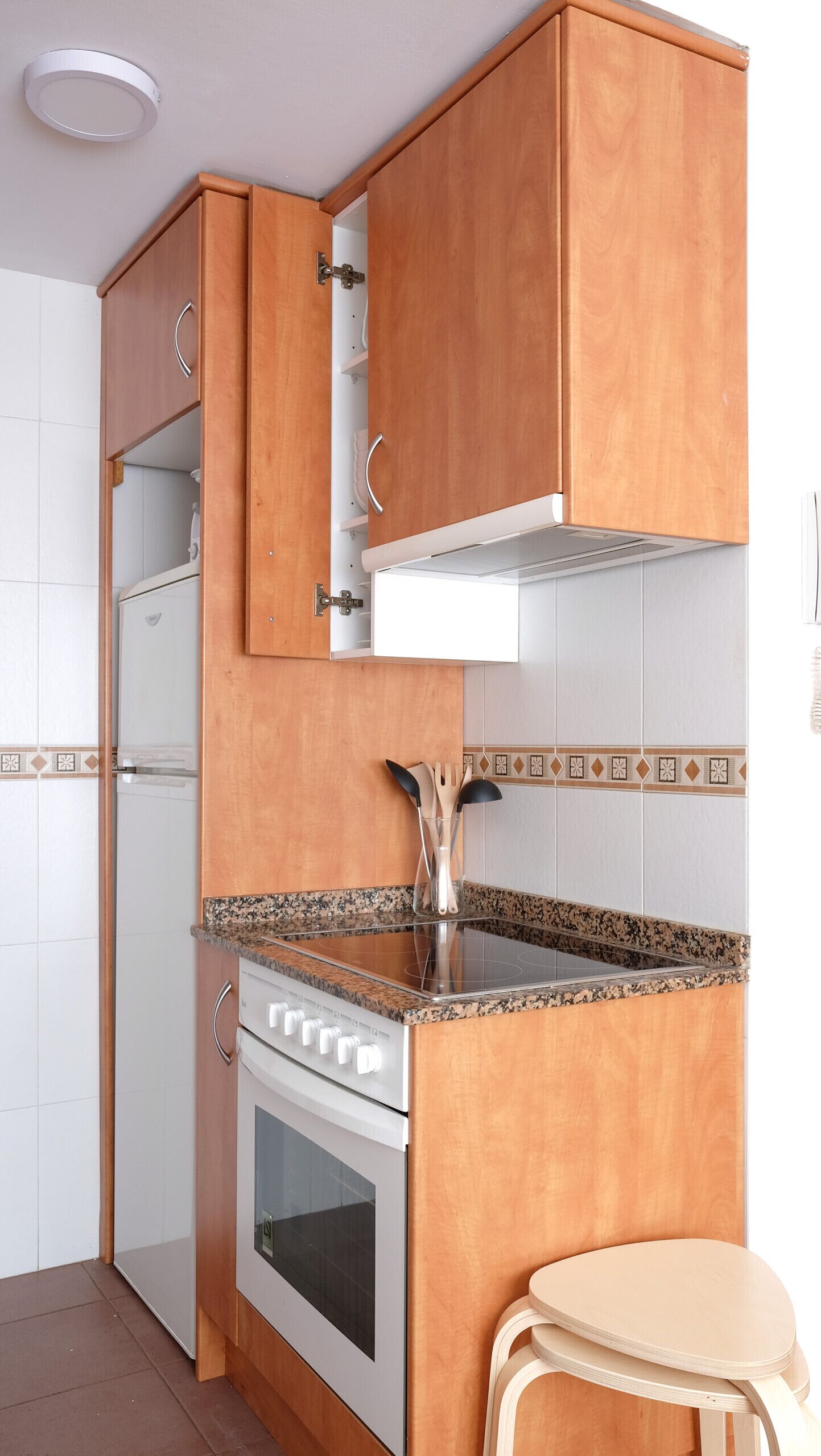 Een koelkast, een magnetron, een oven, een vaatwasser