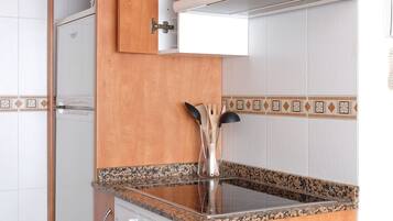 Een koelkast, een magnetron, een oven, een vaatwasser