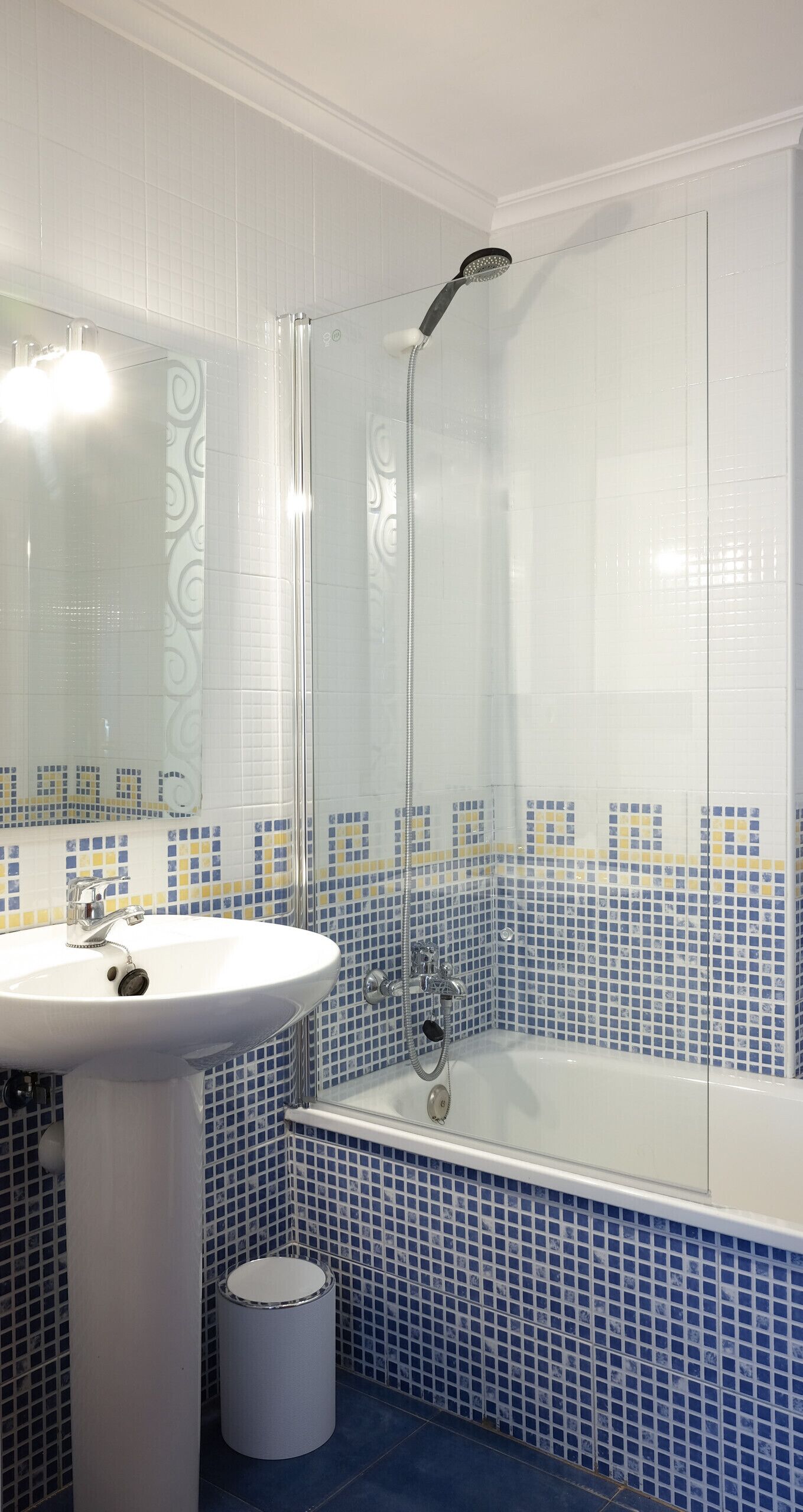 Ducha, secador de pelo y toallas