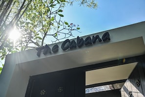 숙박 시설 입구