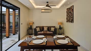 Refrigerador con freezer, microondas, placa de cocina