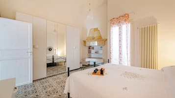 Familienapartment, 1 Schlafzimmer (Casa Vacanze L'Aspidistra) | 1 Schlafzimmer, Bügeleisen/Bügelbrett, kostenloses WLAN, Bettwäsche