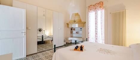 Family Apartment, 1 Bedroom (Casa Vacanze L'Aspidistra) | 1 bedroom, iron/ironing board, free WiFi, bed sheets