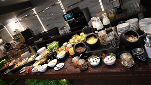Un bufé con diferentes alimentos y bebidas.