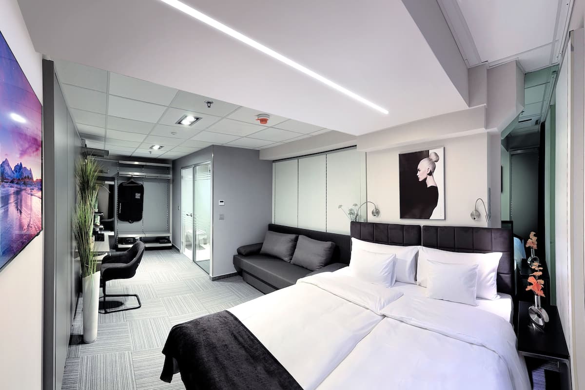Traditional Double Room | Hypo-allergenic bedding, in-room safe, desk, blackout curtains