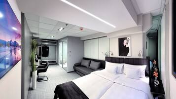 Traditional Double Room | Hypo-allergenic bedding, in-room safe, desk, blackout drapes