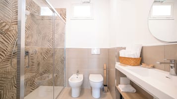 Artículos de higiene personal ecológicos, toallas, jabón y champú