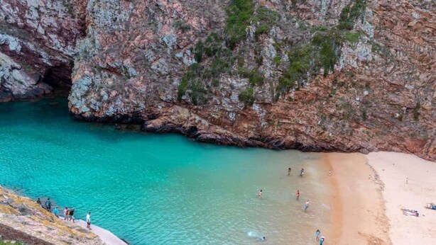 A coastal beach with rocky cliffs and clear turquoise water. - Sun And Ocean House With 2 Bathrooms (Alcobaça)
