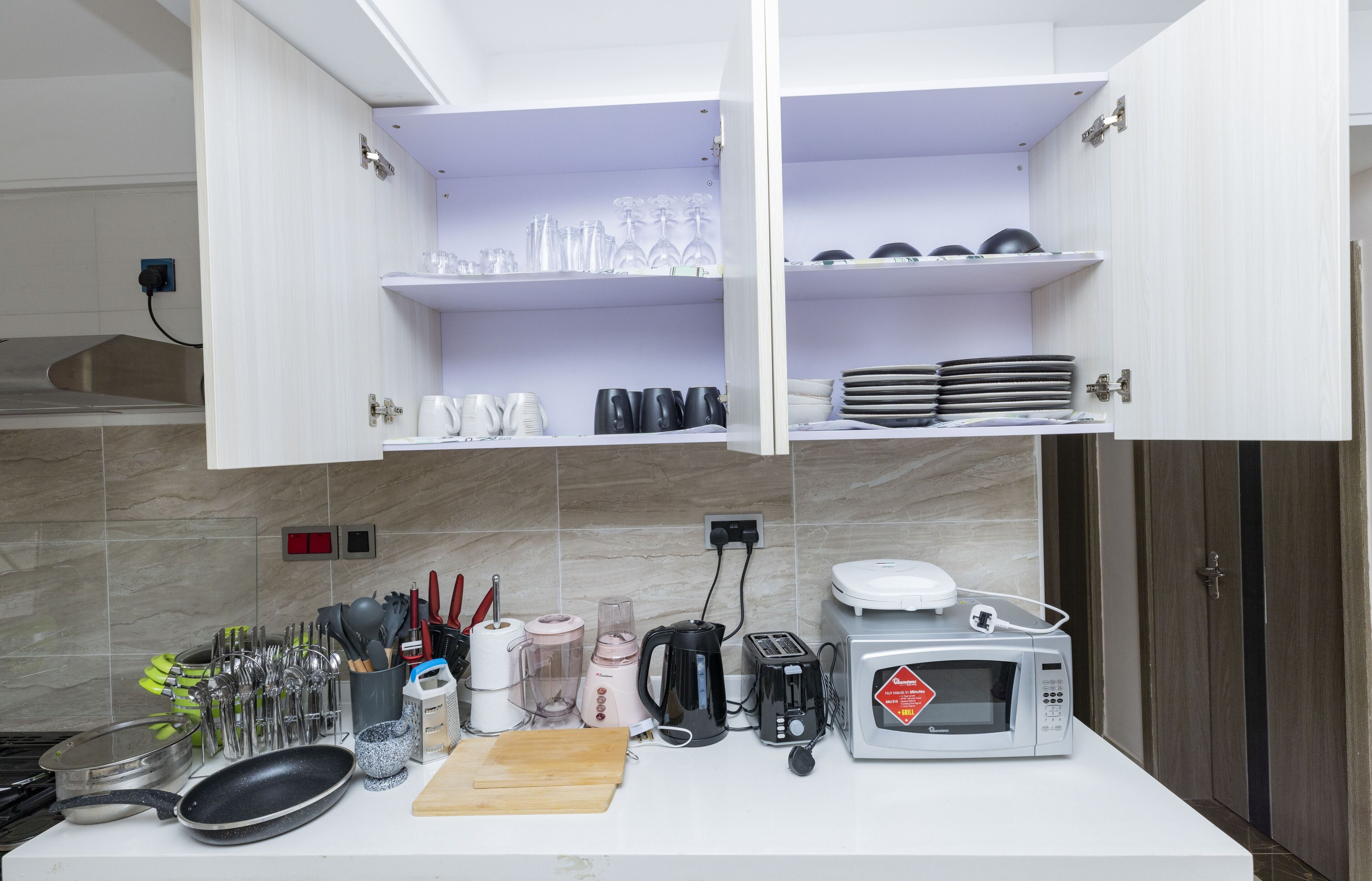 Réfrigérateur, micro-ondes, four, plaque de cuisson