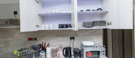 Réfrigérateur, micro-ondes, four, plaque de cuisson