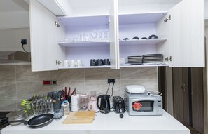 Réfrigérateur, micro-ondes, four, plaque de cuisson