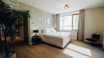 Desk, laptop workspace, soundproofing, free WiFi