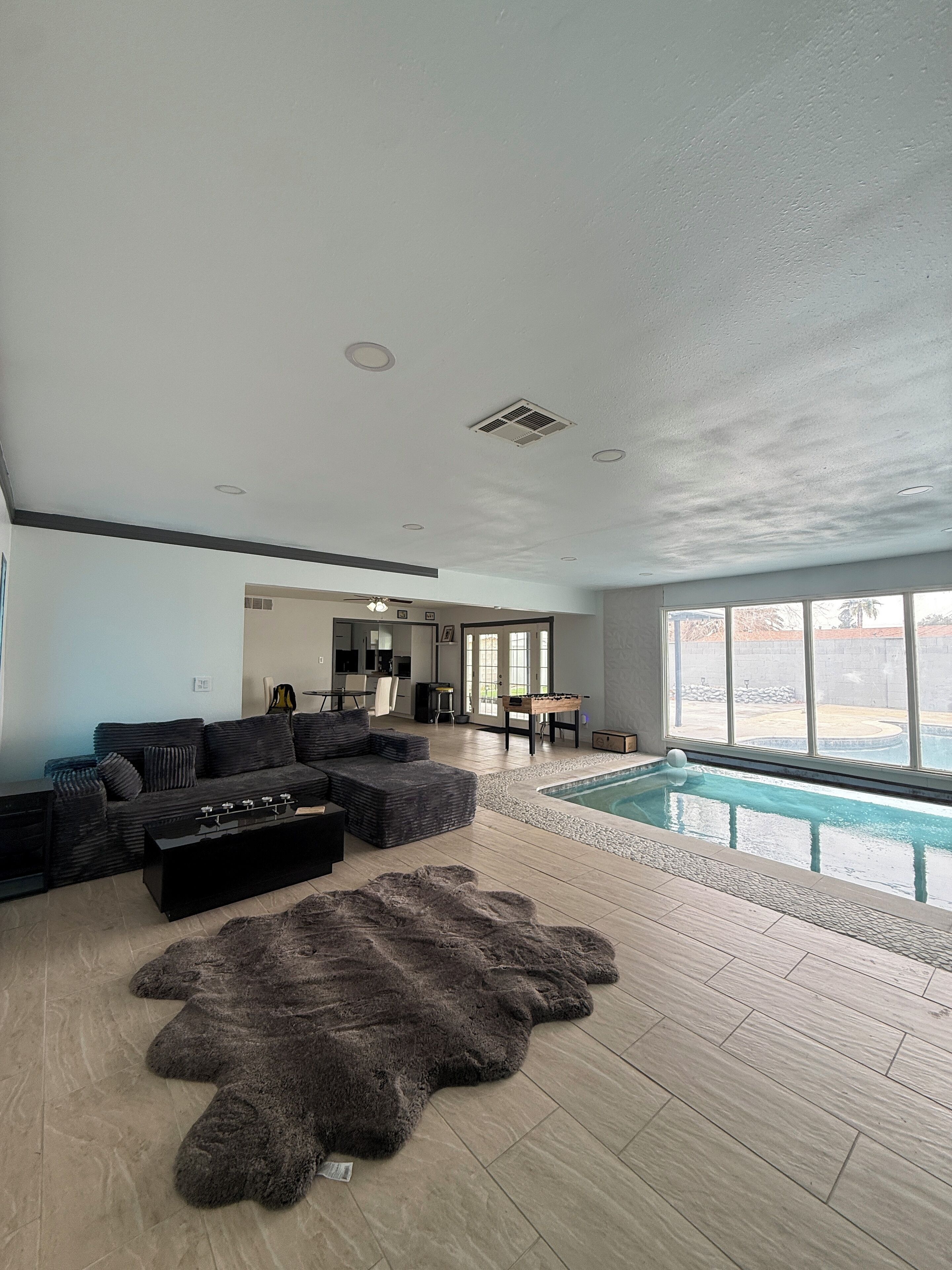 Een binnenzwembad en een buitenzwembad