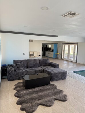 Smart-tv, pejs, bordfodbold, bordtennisbord