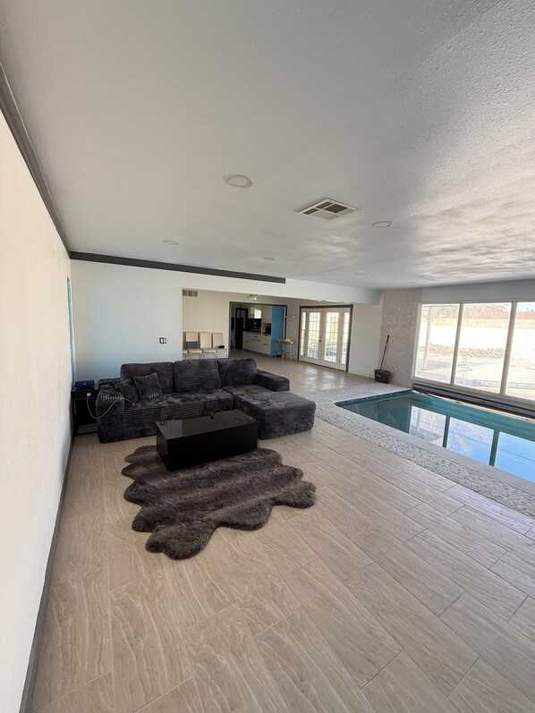 Smart-tv, eldstad, bordsfotboll och ett bordtennisbord