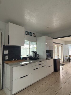 Réfrigérateur, micro-ondes, four, plaque de cuisson