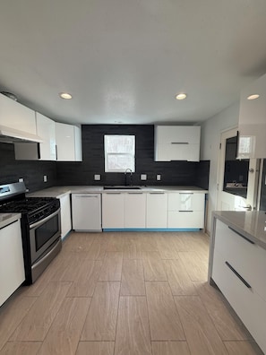 Kylskåp, mikrovågsugn, ugn och spishäll