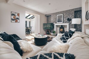 8 عدّة غرف نوم وخدمة الإنترنت