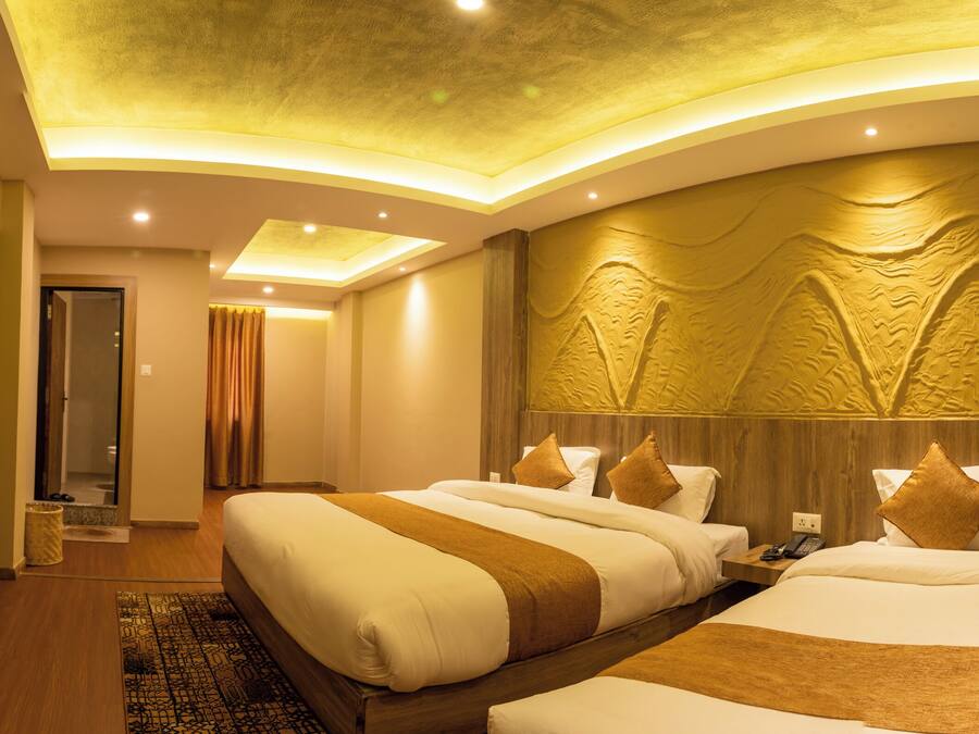 Habitación triple de lujo, vistas a la ciudad | Ropa de cama hipoalergénica y decoración individual