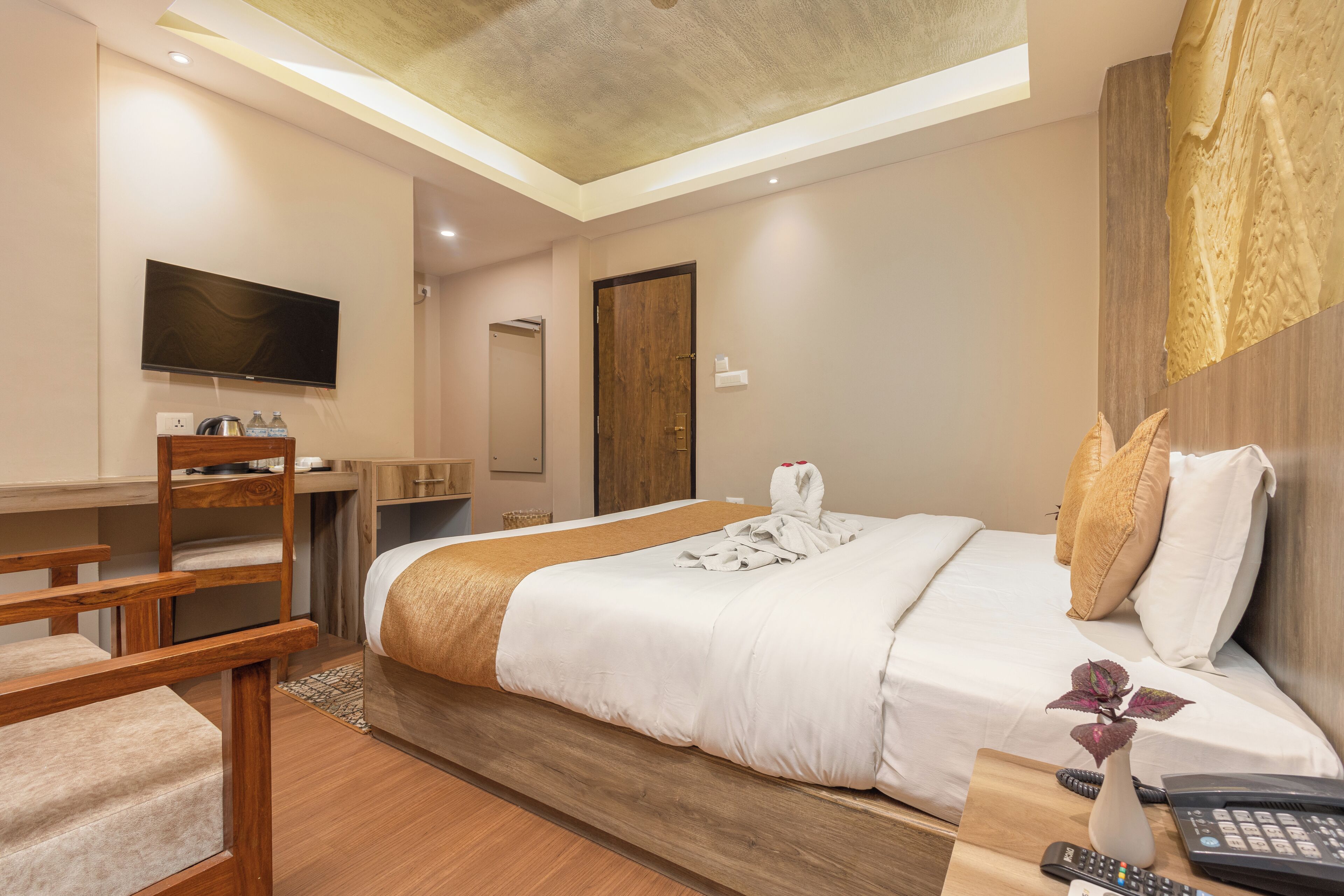 Kamar Double Deluks, 1 Tempat Tidur Queen, pemandangan kota | Seprai antialergi dan didekorasi berbeda-beda