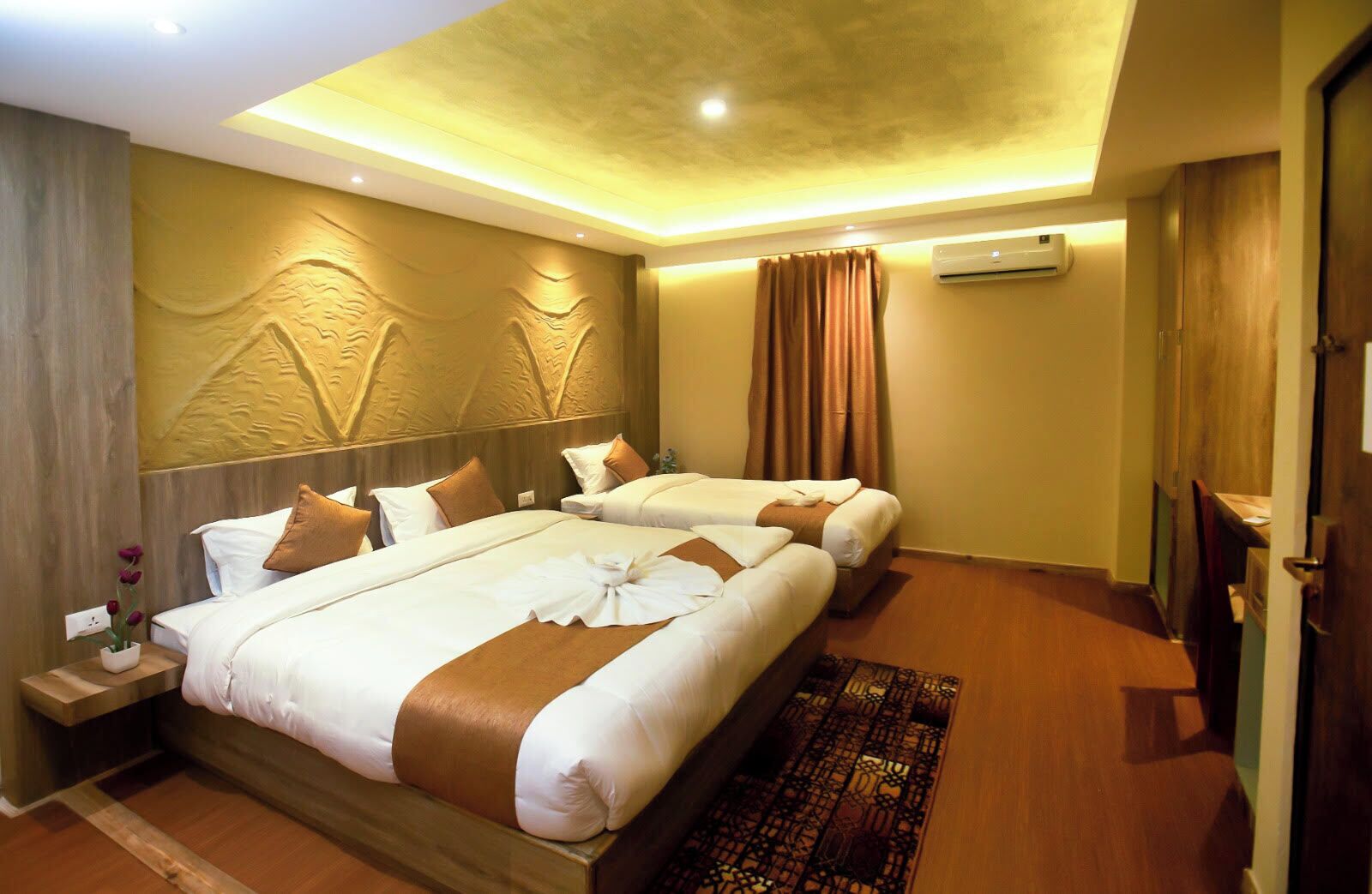 럭셔리 트리플룸, 시내 전망 | 저자극성 침구, 각각 다른 스타일의 인테리어, 각각 다르게 가구 비치, 책상