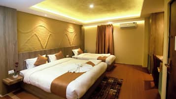 Luxury Triple Room, City View | Hypo-allergenic bedding, individually decorated, individually furnished