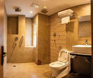 デラックス ダブルルーム クイーンベッド 1 台 シティビュー | バスルーム | シャワー、レインフォールシャワー、ヘアドライヤー、スリッパ