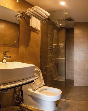 Shower, rainfall showerhead, hair dryer, slippers - Divya Boutique Inn (Kathmandu)