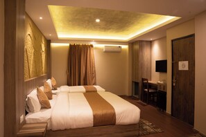 Habitación triple de lujo, vista a la ciudad | Ropa de cama hipoalergénica y decoración personalizada 