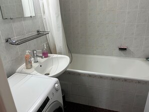 Toalhas de banho, sabonete, papel higiênico 