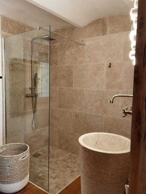 Serviettes fournies, savon, papier toilette