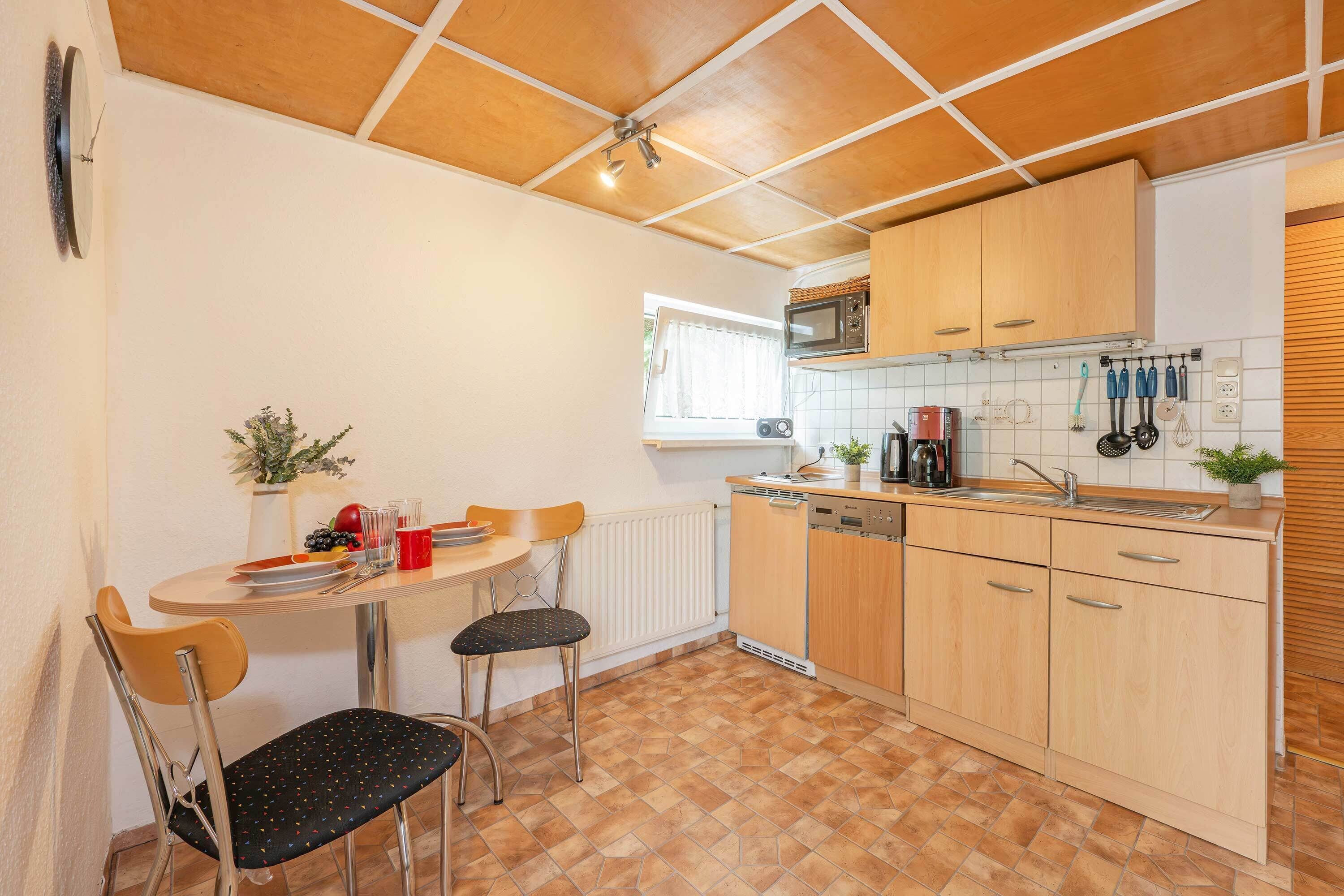 Wasserkocher mit Kaffee-/Teezubehör, Kühlschrank, Mikrowelle, Herdplatte