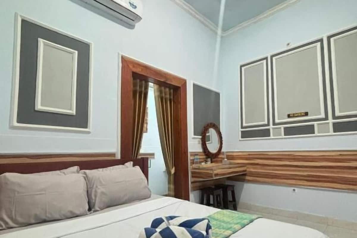 1 habitación, decoración personalizada, muebles diferentes y escritorio