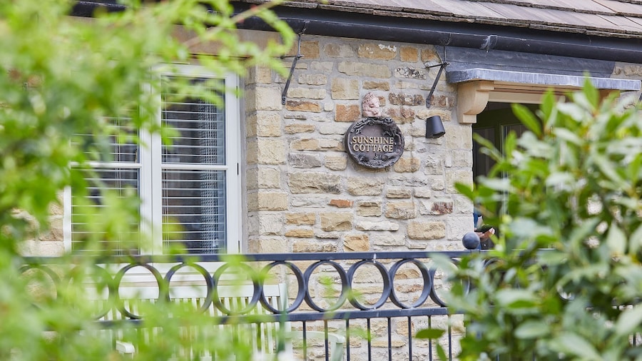 Host Stay Sunshine Cottage