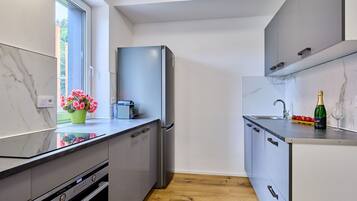 Réfrigérateur, micro-ondes, four, lave-vaisselle