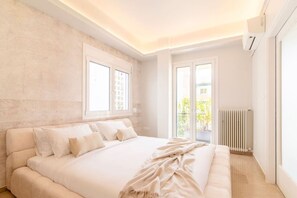 5 chambres, bureau, fer et planche à repasser, lit de bébé portatif