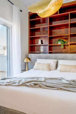 5 bedrooms, desk, iron/ironing board, WiFi