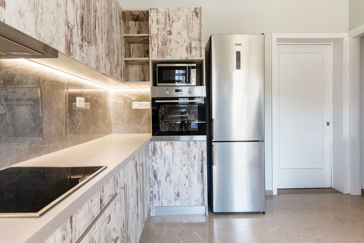 Réfrigérateur, micro-ondes, four, plaque de cuisson