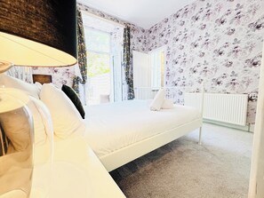 2 bedrooms, iron/ironing board, free WiFi, bed sheets - City Centre Escape with Private Garden (Edinburgh)