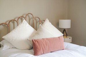 2 bedrooms, desk, iron/ironing board, WiFi