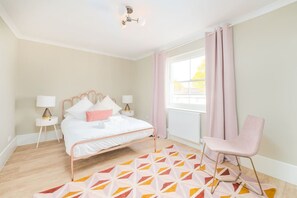 2 bedrooms, desk, iron/ironing board, WiFi - Beautiful Flat by Hyde Park (PS7) (Greater London)