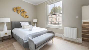 2 bedrooms, desk, iron/ironing board, WiFi