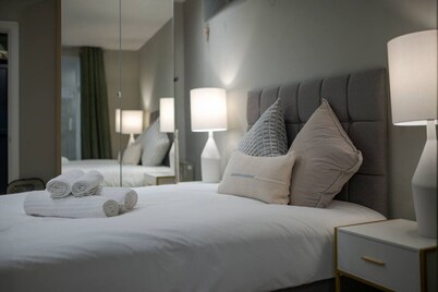 Stylish Hyde Park Apartment (PS2)