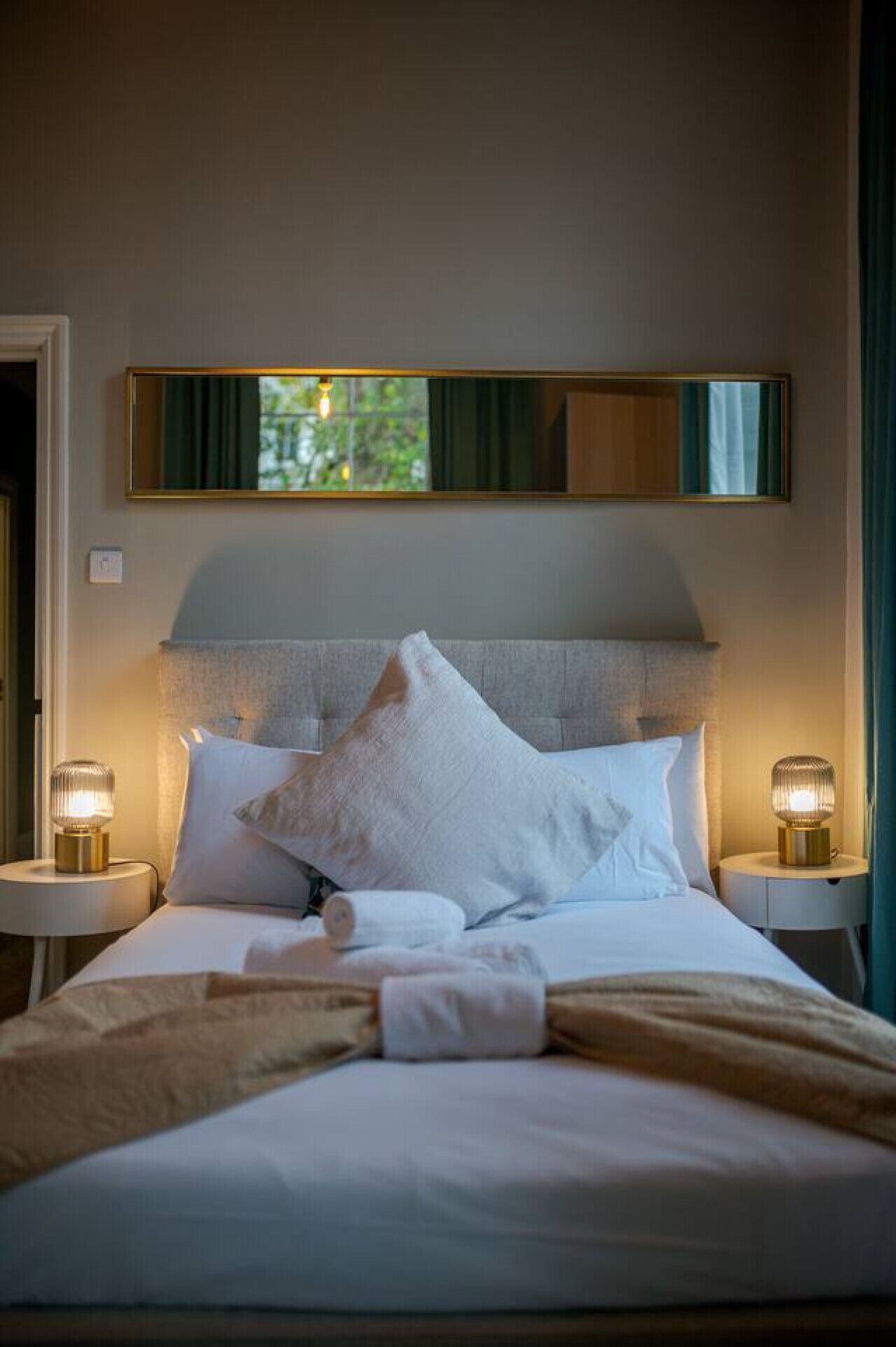 2 bedrooms, desk, iron/ironing board, WiFi