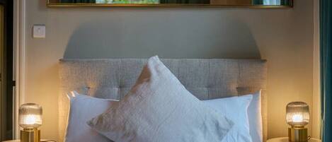 2 bedrooms, desk, iron/ironing board, WiFi