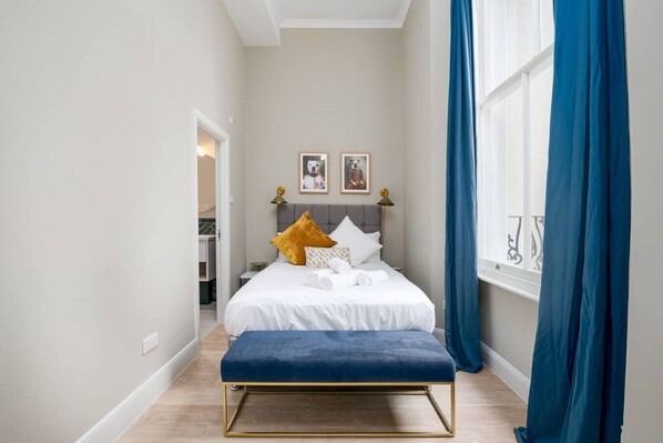 2 bedrooms, desk, iron/ironing board, WiFi