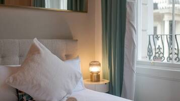 2 bedrooms, desk, iron/ironing board, WiFi