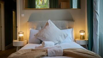 2 bedrooms, desk, iron/ironing board, WiFi