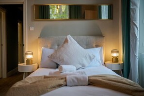 2 bedrooms, desk, iron/ironing board, WiFi - Perfect Hyde Park Apartment (PS3) (Greater London)