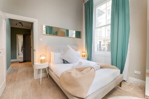 2 bedrooms, desk, iron/ironing board, WiFi - Perfect Hyde Park Apartment (PS3) (Greater London)